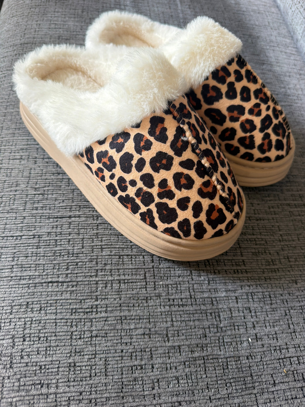 Chaussons A Paillettes avec inscription et modèle léopard