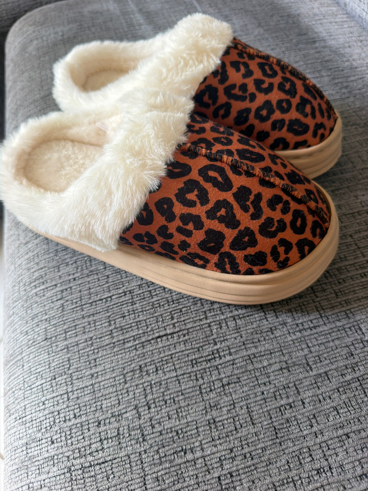 Chaussons A Paillettes avec inscription et modèle léopard