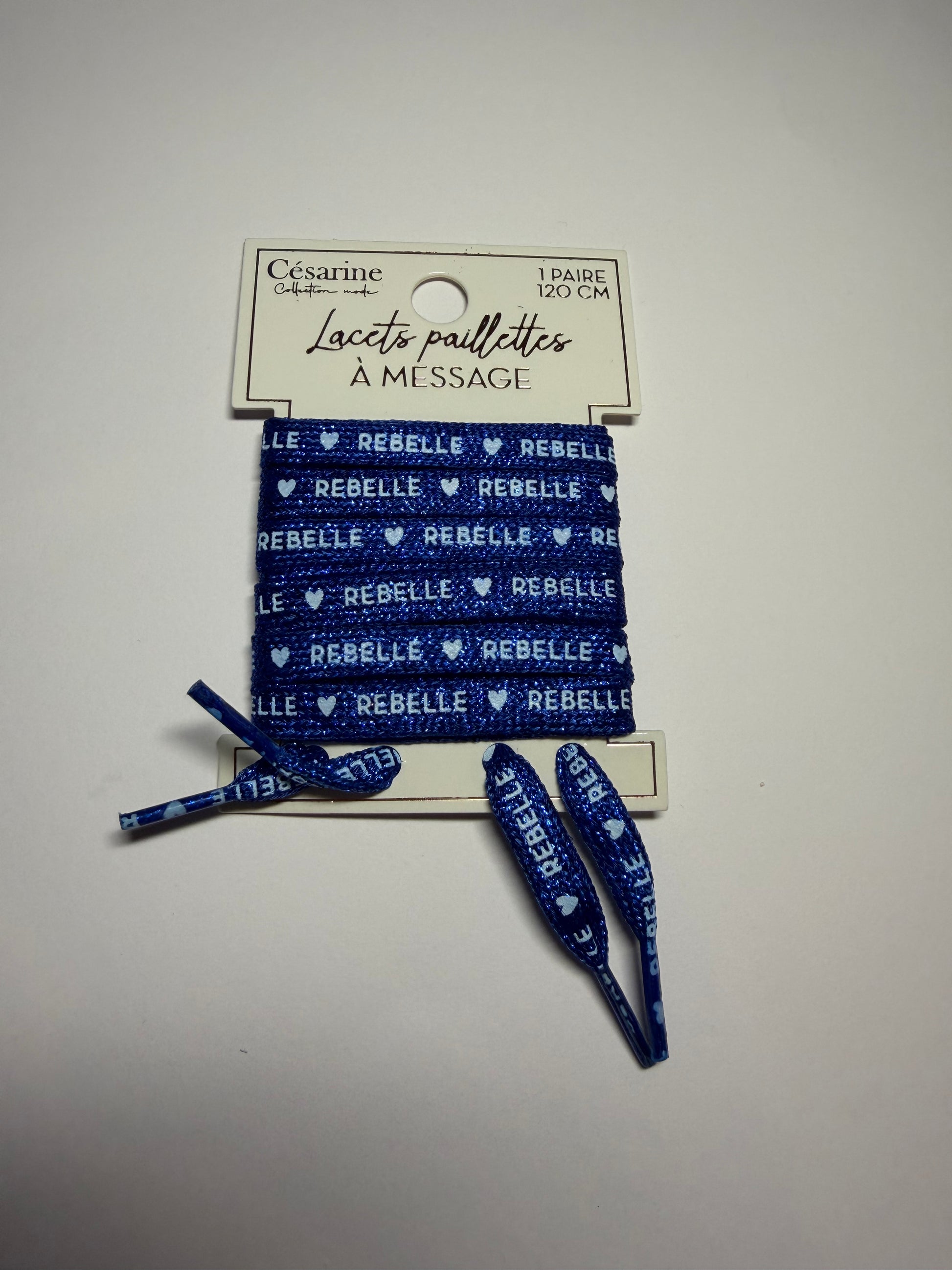 Lacets avec inscriptions pailletées