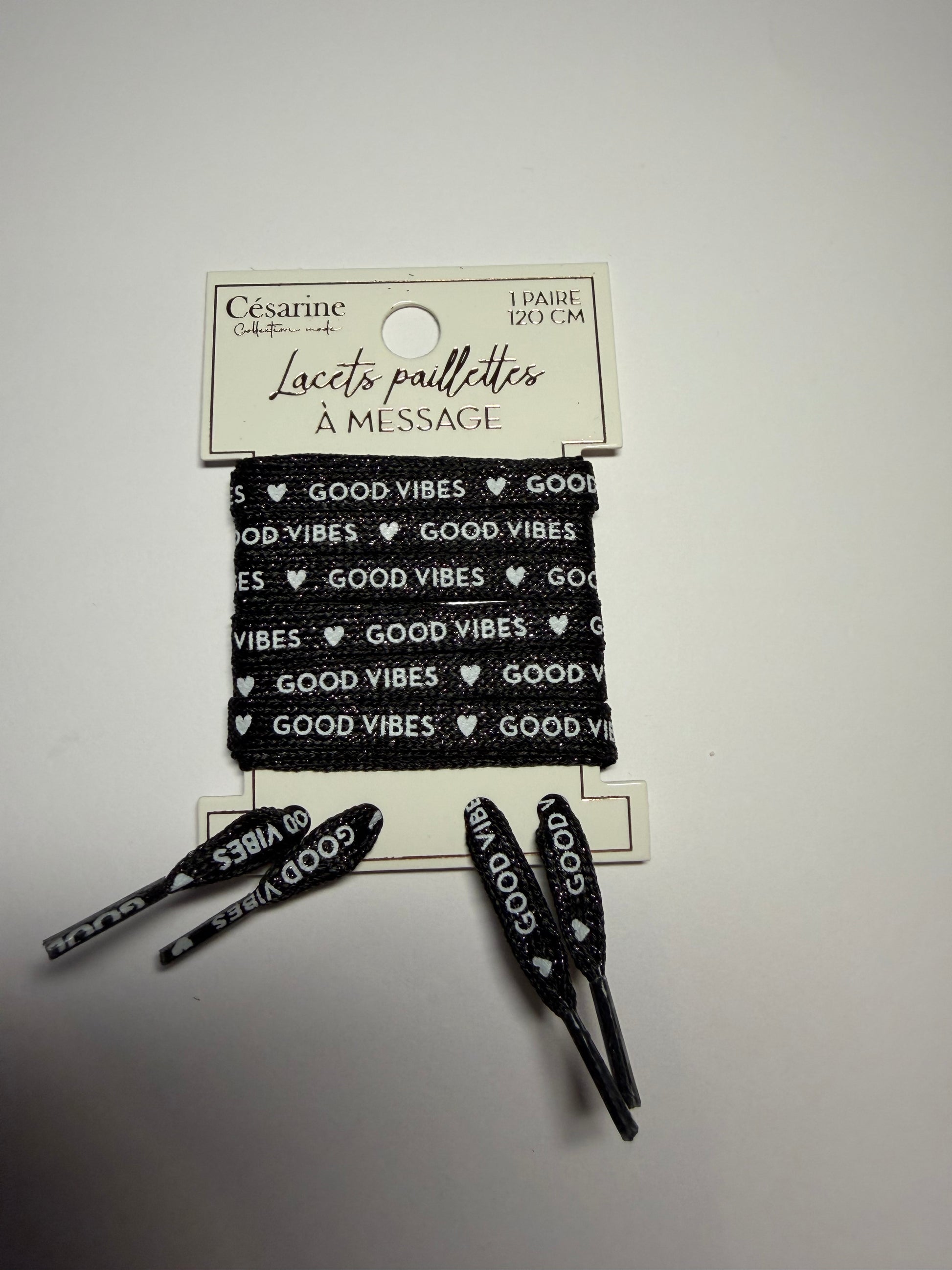 Lacets avec inscriptions pailletées