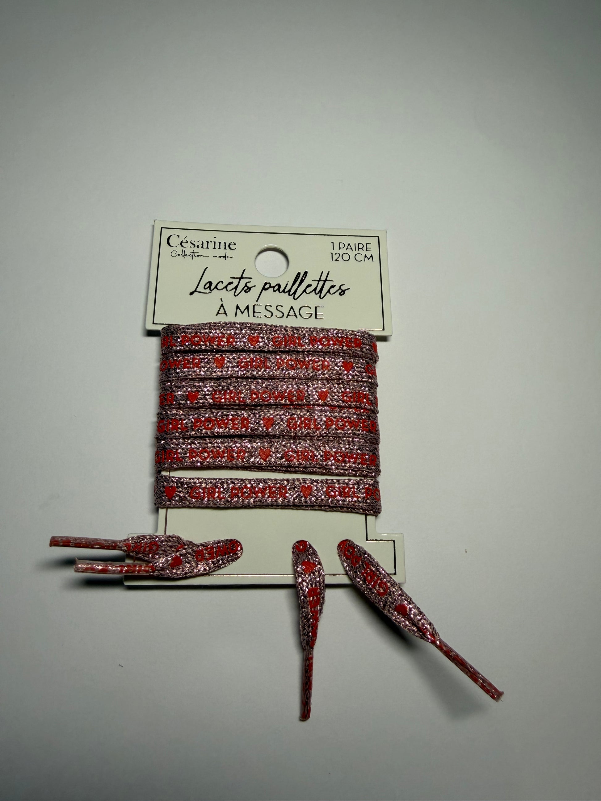 Lacets avec inscriptions pailletées
